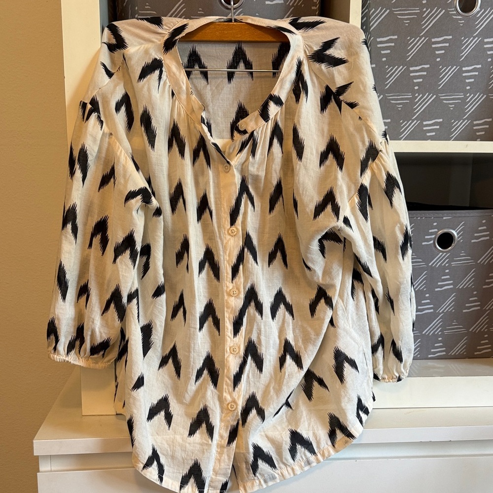 Elie Tahari Cream and Black Patterned Button Down Shirt